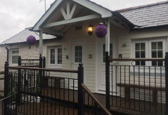 Findon Rest Ltd has Balcony rooms