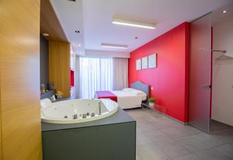 Valentino Resort has rooms with a private hot tub