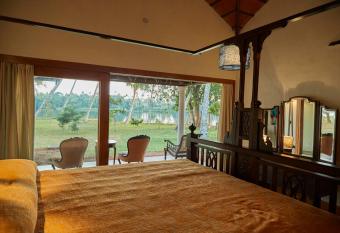 Cranganor History Caf   & Riverside Ch  teau has rooms with a private hot tub