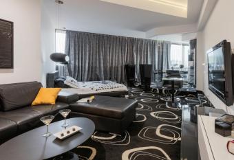 Hotel Arka has rooms with a private hot tub