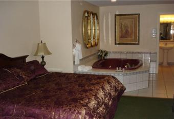 Colonie Inn and Suites has rooms with a private hot tub