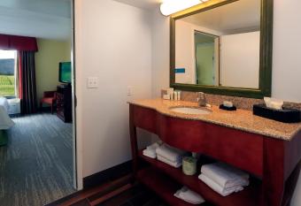 Hampton Inn & Suites Lamar has rooms with a private hot tub