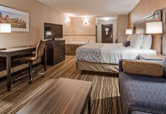 Best Western Plus Calgary Centre Inn has rooms with a private hot tub
