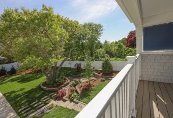 Pelham on Main has Balcony rooms