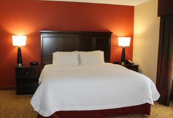 Hampton Inn Gettysburg has rooms with a private hot tub