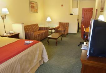 Best Western Wakulla Inn & Suites has rooms with a private hot tub