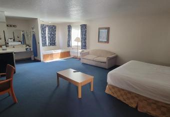 Thunderbird Inn of Mackinaw City has rooms with a private hot tub