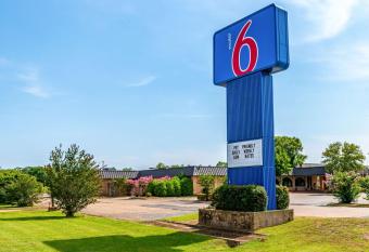 Motel 6 Natchitoches La has Smoking rooms