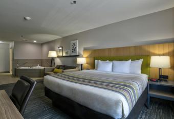 Country Inn & Suites by Radisson, Oklahoma City Airport, OK has rooms with a private hot tub