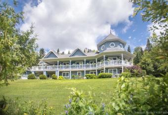 La Maison Bleue du Lac Wallace allows 18 year olds to book a room