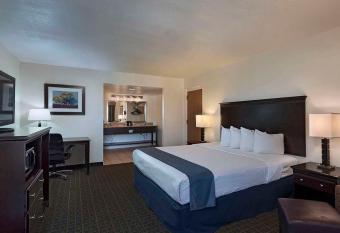 Stevens Inn a Howard Johnson by Wyndham has Smoking rooms