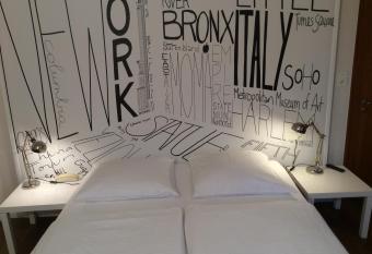 H  tel Des Bois has rooms with a private hot tub