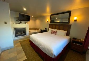 Secrets Inn Lake Tahoe has rooms with a private hot tub