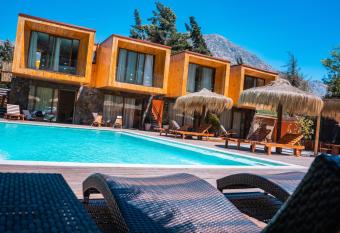 Caj  n del Maipo Lodge has Balcony rooms