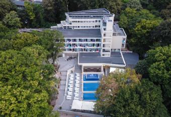 Ariana Hotel has Balcony rooms