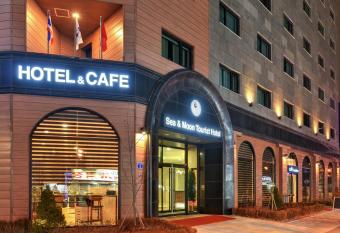 Sea Moon Tourist Hotel allows 18 year olds to book a room