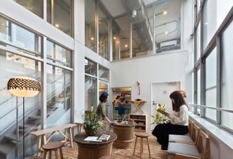 Common de - Hostel & Bar has Balcony rooms