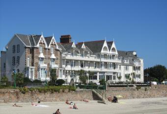 Ommaroo Hotel allows 18 year olds to book a room