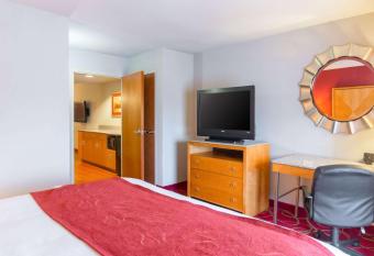 Comfort Suites At Virginia Center Commons has rooms with a private hot tub