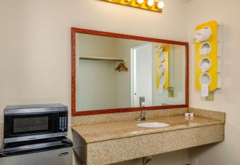 Motel 6 Oakdale has Smoking rooms