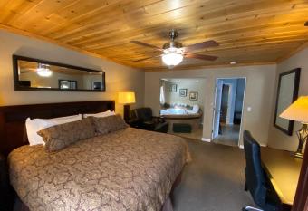 Heavenly Inn Lake Tahoe has rooms with a private hot tub