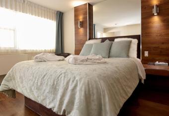 Le Deauville Motel has rooms with a private hot tub