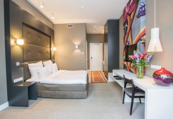 Hotel JL No76 has rooms with a private hot tub