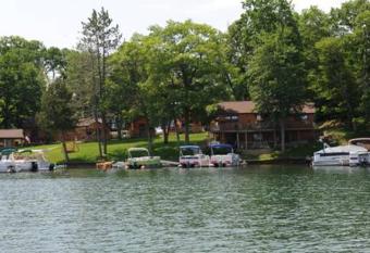 Clear Lake Resort has rooms with a private hot tub