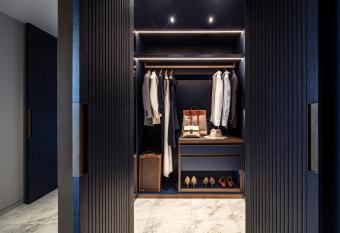 Hotel Lutetia has rooms with a private hot tub