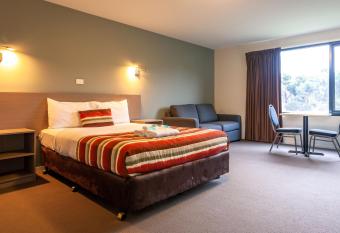 Kingston hotel Motel allows 18 year olds to book a room