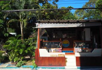 Sundaze Samet - Bar & Hostel allows 18 year olds to book a room