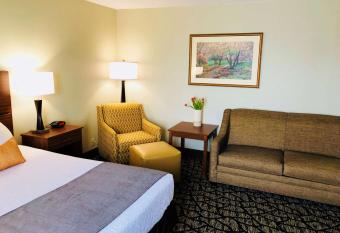 Best Western Westminster Hotel has rooms with a private hot tub