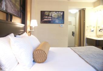 Best Western Queens Gold Coast has rooms with a private hot tub