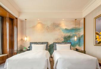 Chateau Star River Shaanxi has rooms with a private hot tub