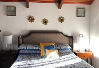 Dunes Motel - Bend has rooms with a private hot tub