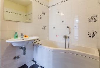 Villa Twetty has rooms with a private hot tub