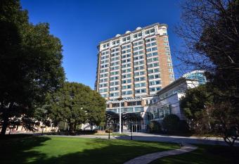 Radisson Collection Hotel, Xing Guo Shanghai has rooms with a private hot tub