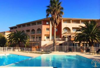 Adonis Saint Florent has Balcony rooms
