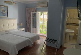 Hotel Para  so Del Mar has rooms with a private hot tub