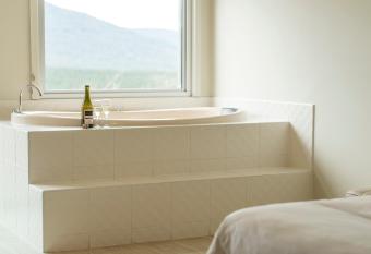 Macedon Ranges Hotel & Spa has rooms with a private hot tub