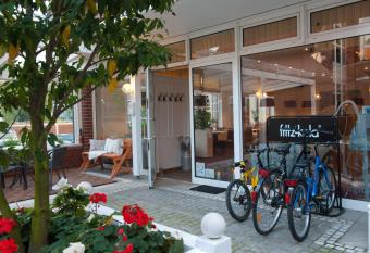 Hotel Am Stadtpark allows 18 year olds to book a room