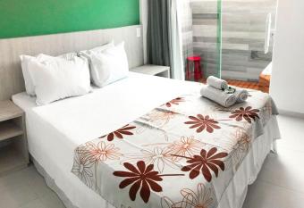 Pousada SUN Victory has rooms with a private hot tub