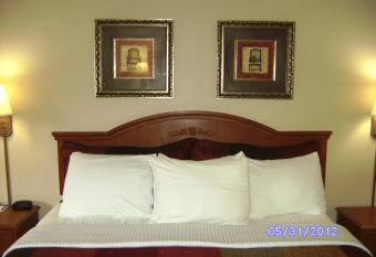 All American Inn & Suites Branson has rooms with a private hot tub