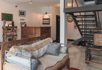 Hotel 1945 Aeropuerto allows 18 year olds to book a room