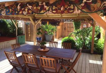 VILLA ZENITH Hostel - LA MAISON allows 18 year olds to book a room