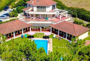 Quinta Dos Amarelos no Meco allows 18 year olds to book a room