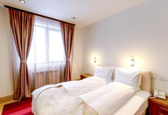 The Lodge Hotel has rooms with a private hot tub