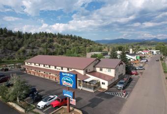 Riverwalk Inn allows 18 year olds to book a room