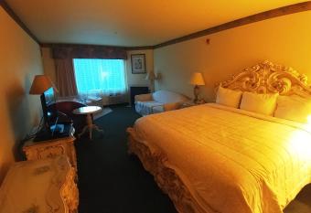 Palace Inn & Suites has rooms with a private hot tub