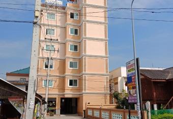 Baanpak Sam Anong allows 18 year olds to book a room